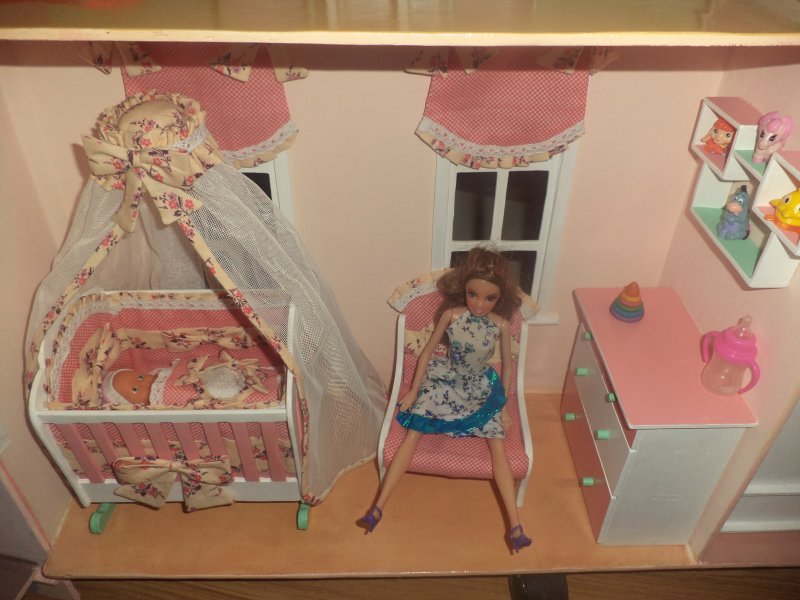Комната для большой куклы