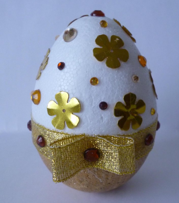 Декор яйца из пенопласта