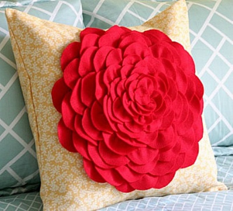Декоративные подушки с цветами из ткани