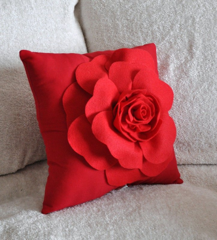 Подушки с розами из ткани