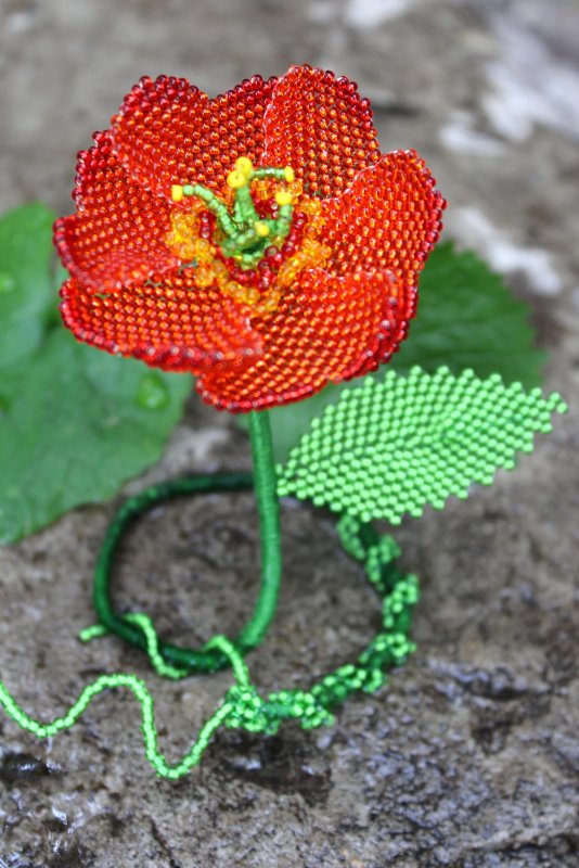 Цветок пуансеттия из гофрированной бумаги