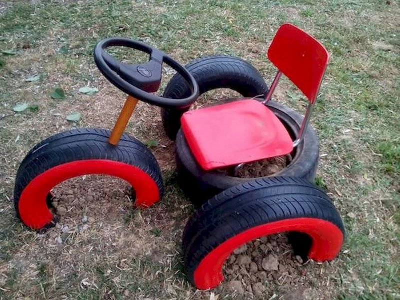 Машинка из колес для детской площадки