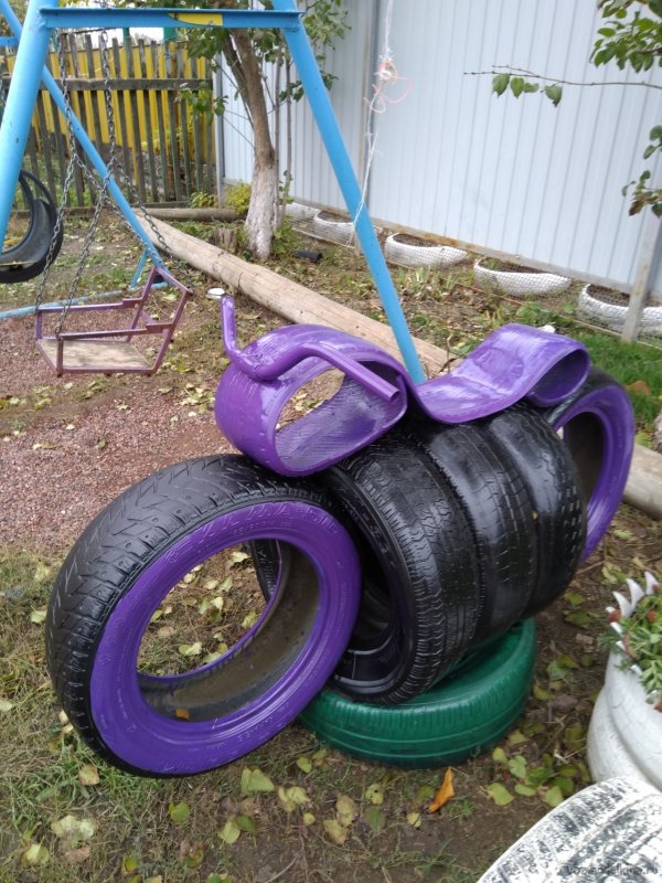 Мотоцикл из колес для детской площадки