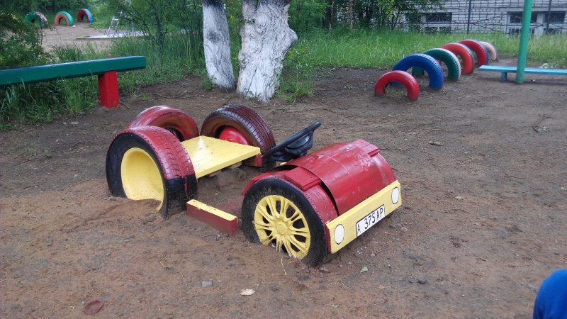 Машинка из колес для детской площадки