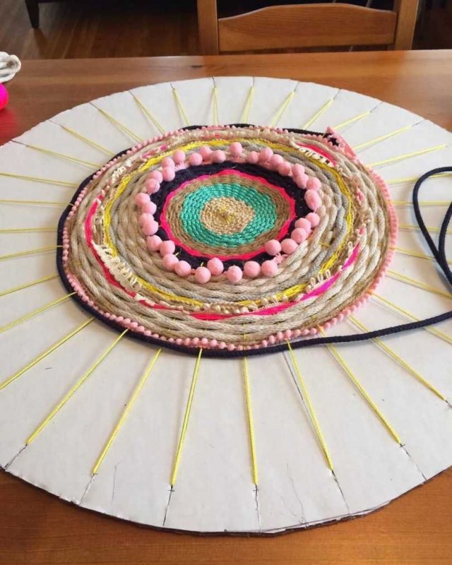 Плетеный коврик из пряжи