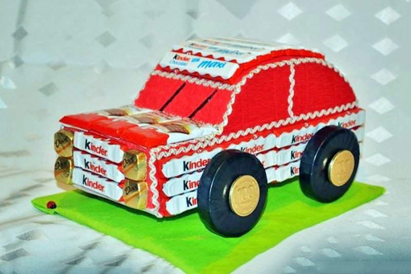 Машинка из конфет для мальчика на день рождения