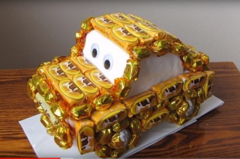 Торт машина из конфет для мальчика