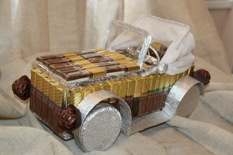 Машина на новый год из конфет