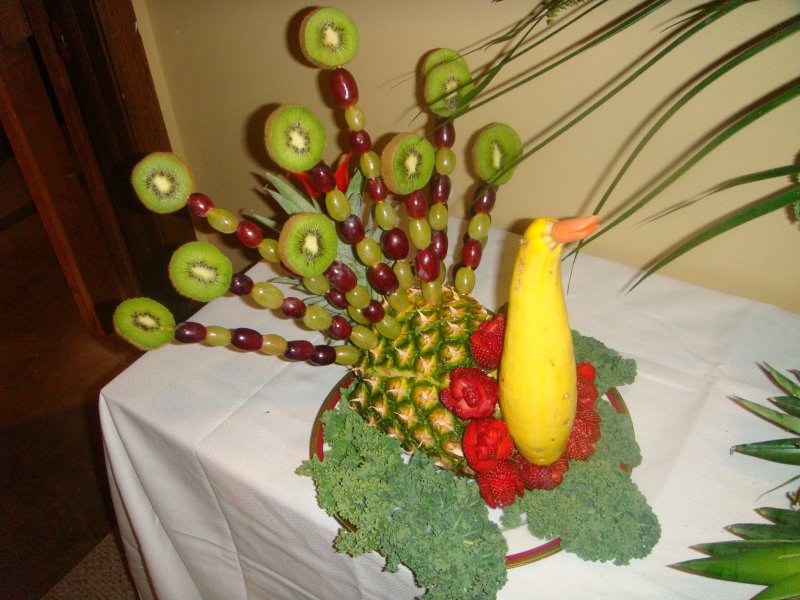 Павлин из овощей и фруктов