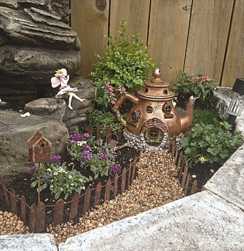 Чайник в саду декор для сада