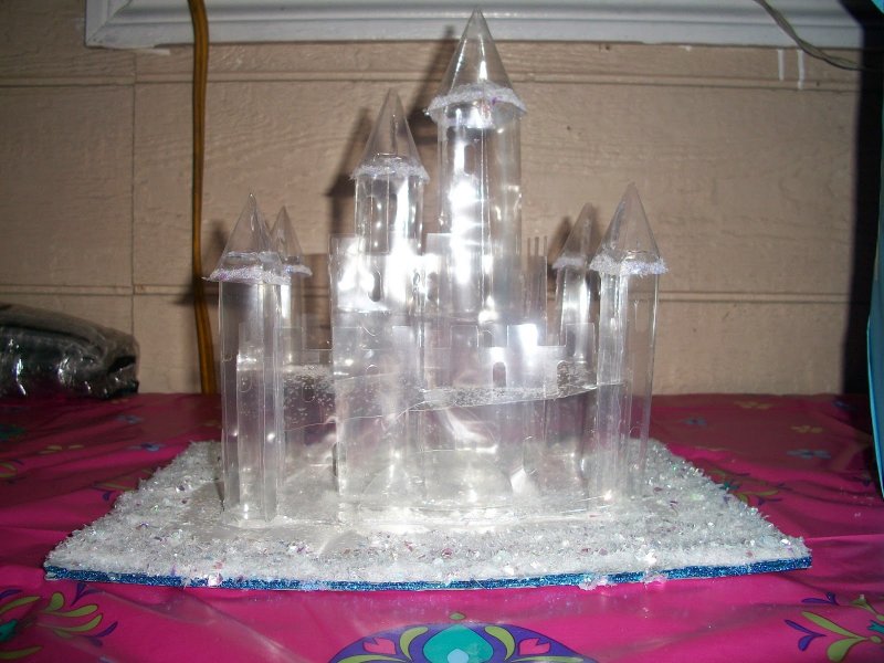 Снежный замок из пластиковых бутылок