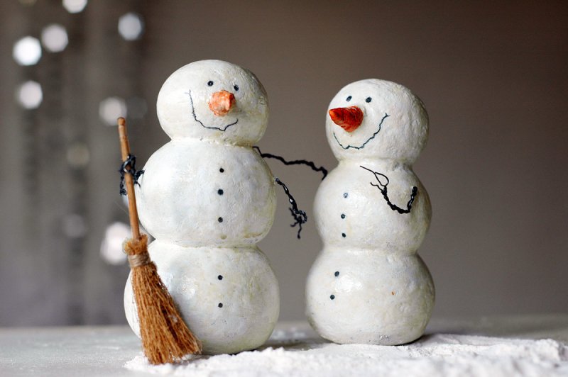 Снеговик из фольги и ваты