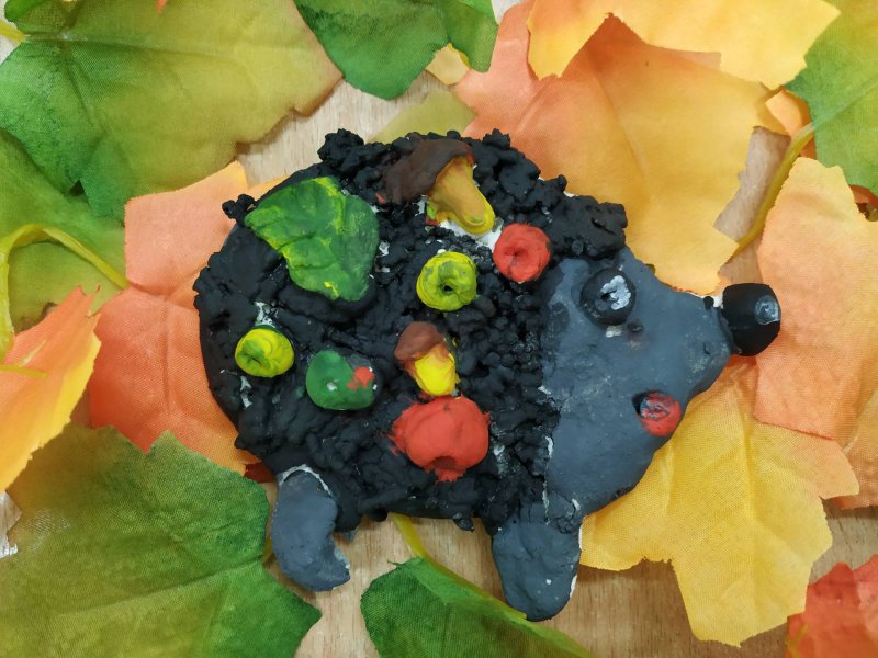 Осенняя поделка Ежик из пластилина