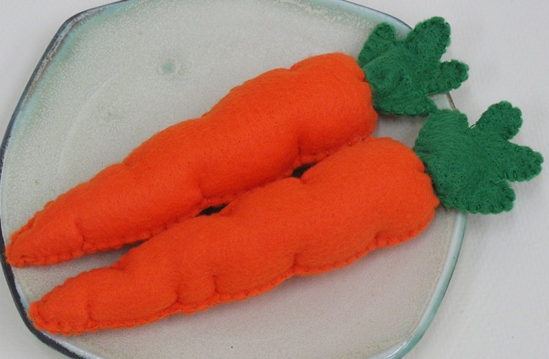 Морковка из поролона