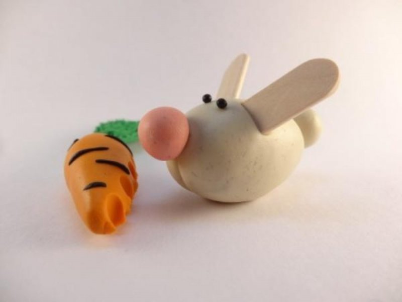 Заяц с морковкой из пластилина