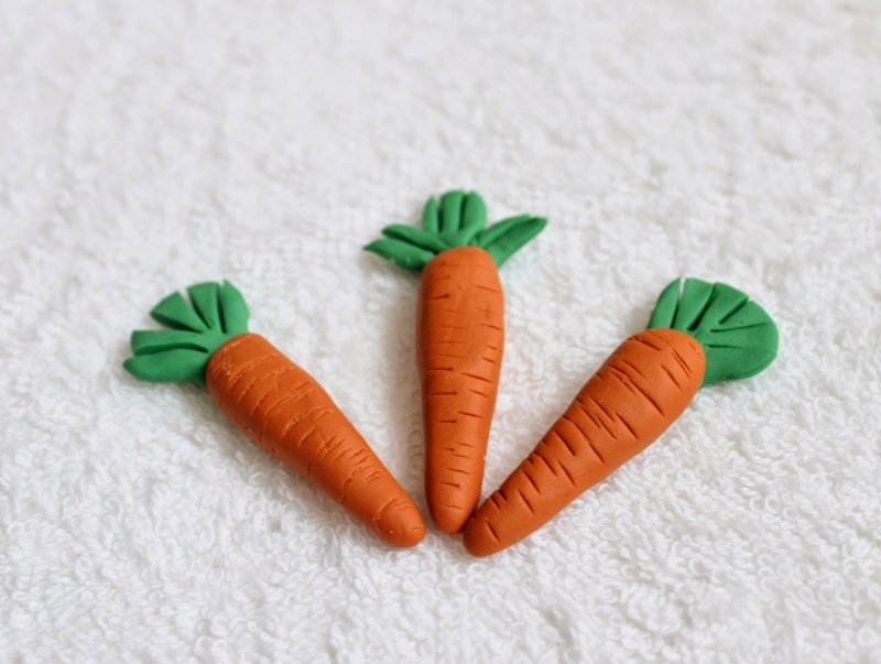 Морковка из пластилина