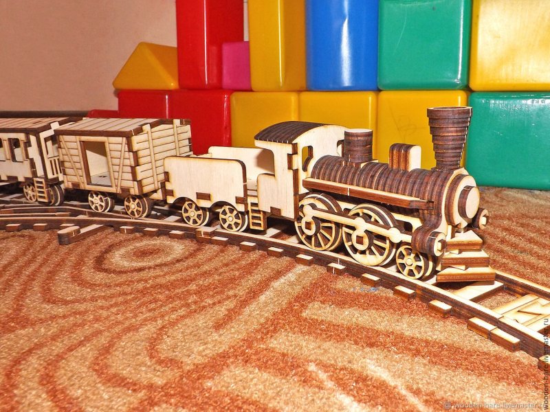 Деревянный поезд
