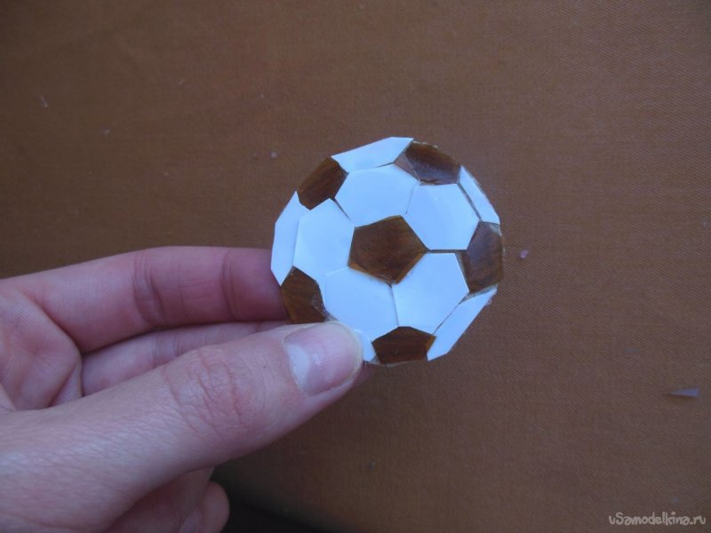 Бумажный футбольный мяч
