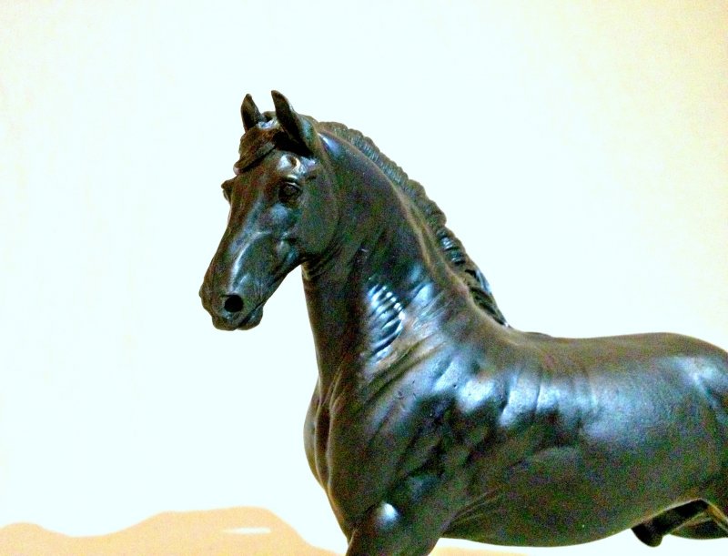 Чёрная коричневая лошадь. Из пластилина