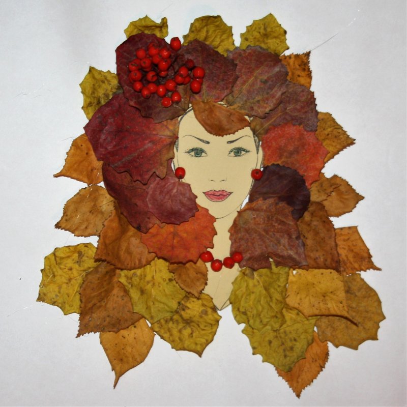Портрет девушки из осенних листьев