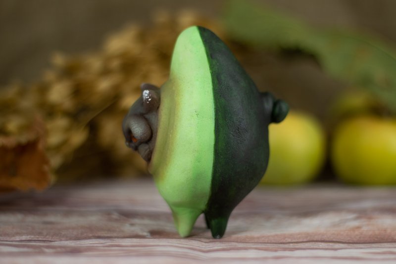 Фигурки из глины авокадо
