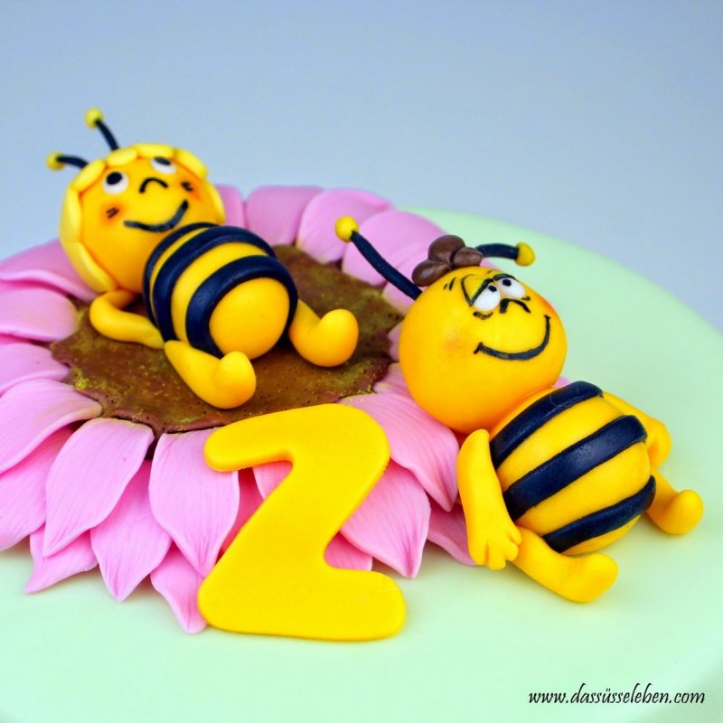 Пчела из марципана