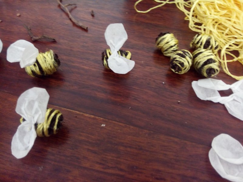 Пчелки из шишек