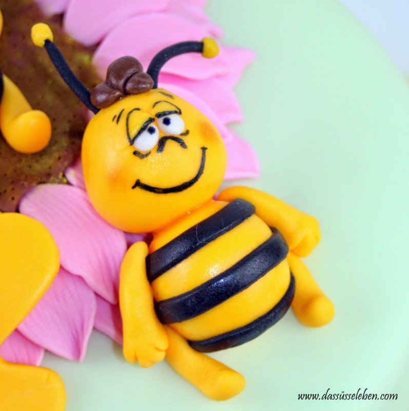 Пчела из марципана