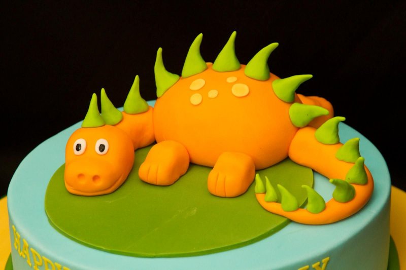 Торт в виде динозаврика