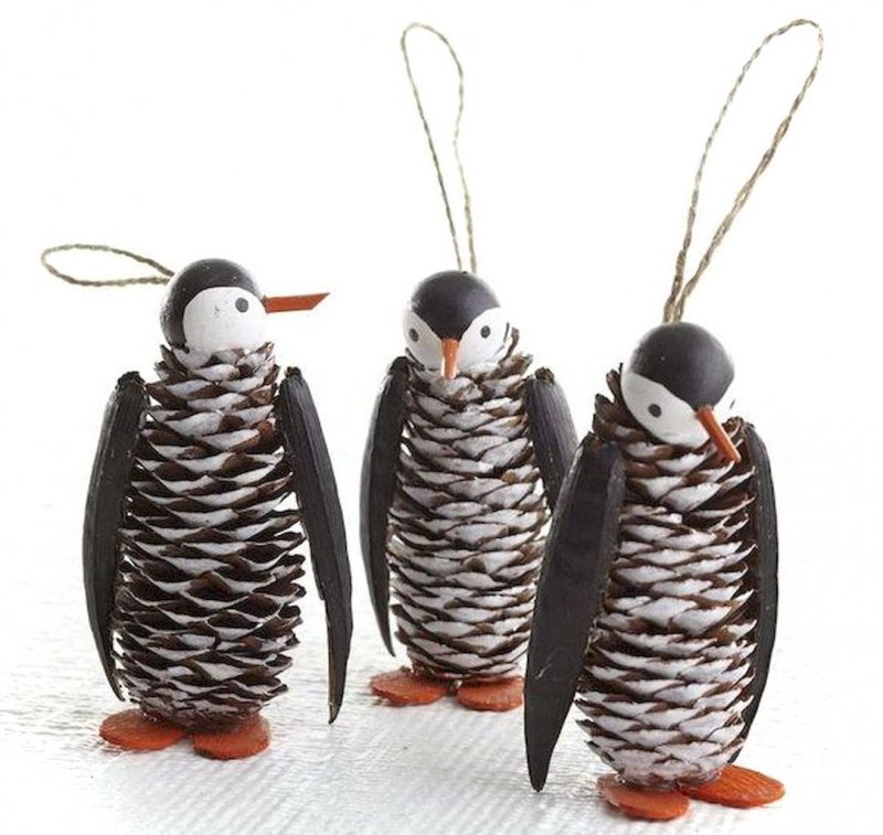 Пингвины из шишек