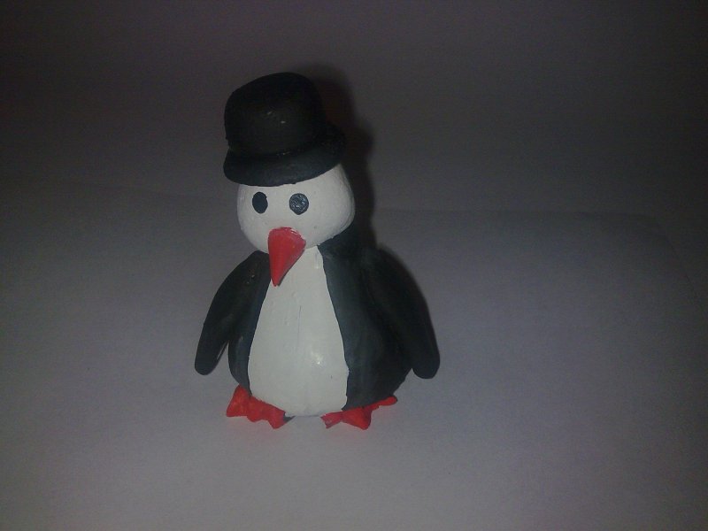 Лепим пингвина из пластилина