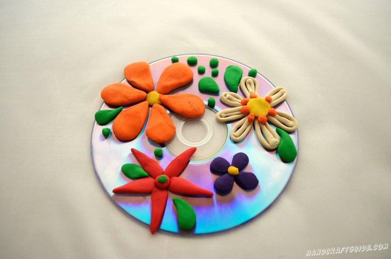 Цветы из пластилина на диске