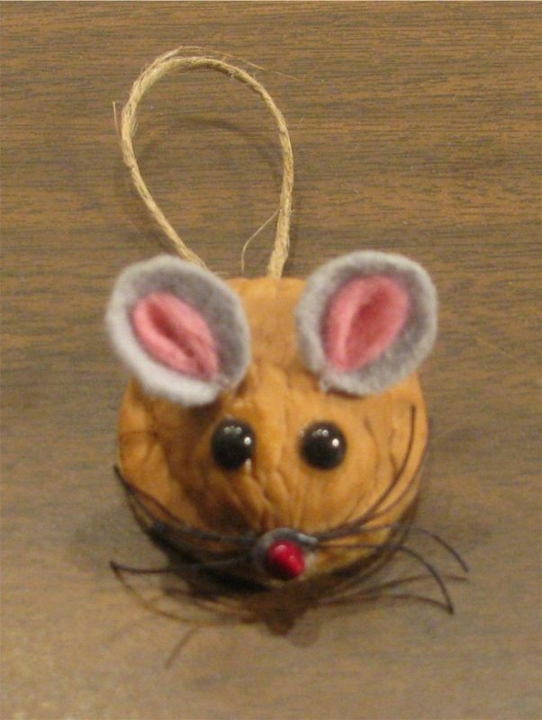 Мышка из скорлупы грецкого ореха