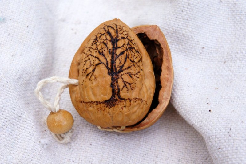 Сувениры из грецкого ореха