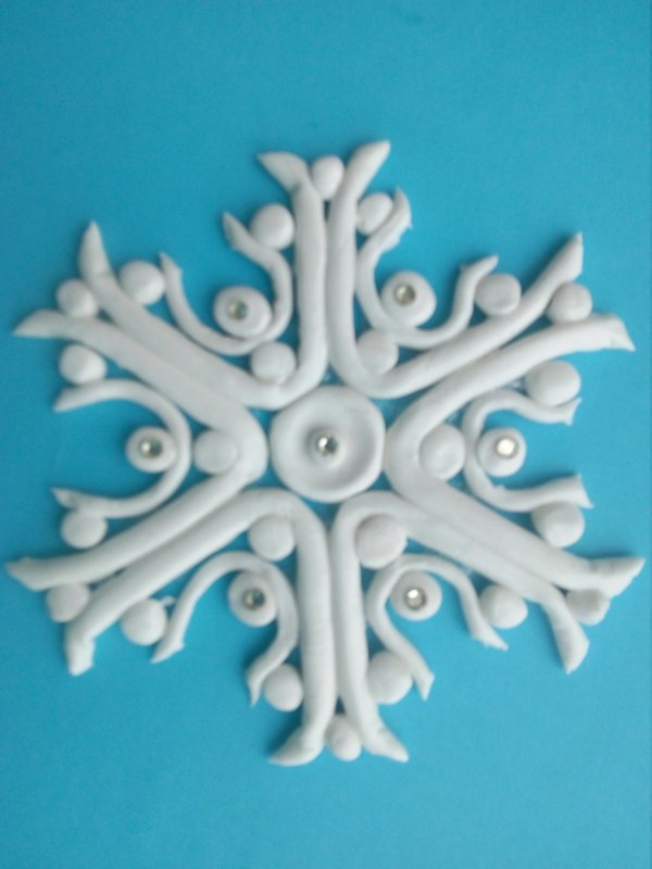 Снежинка из пластилиновых жгутиков