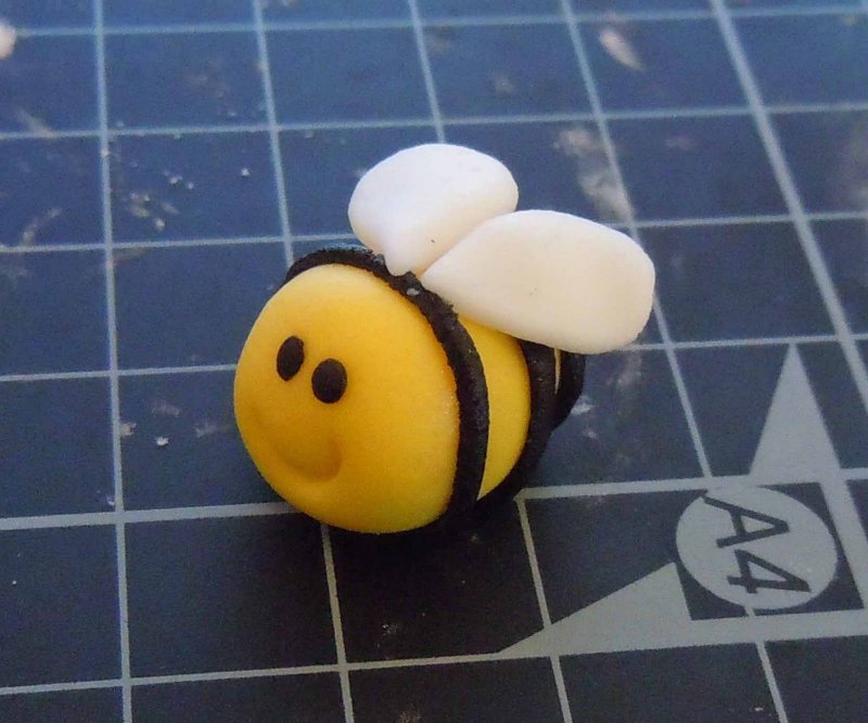 Пчела из пластилина
