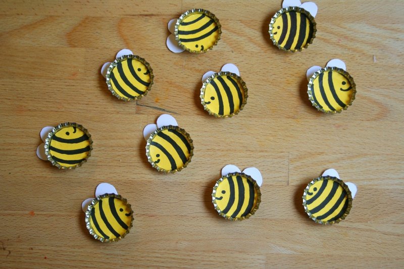 Пчела из пластиковых крышек