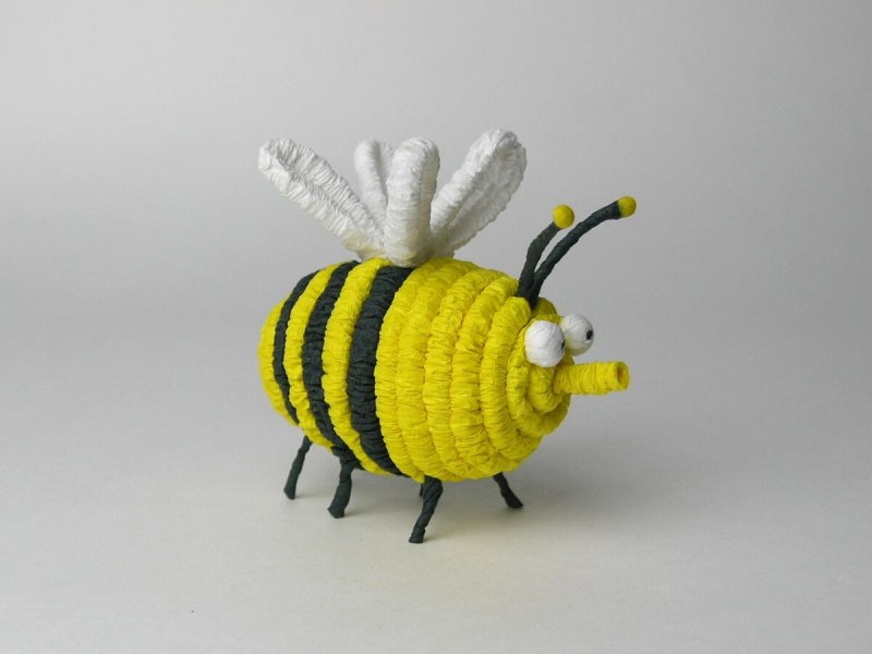 Поделка пчела из киндера