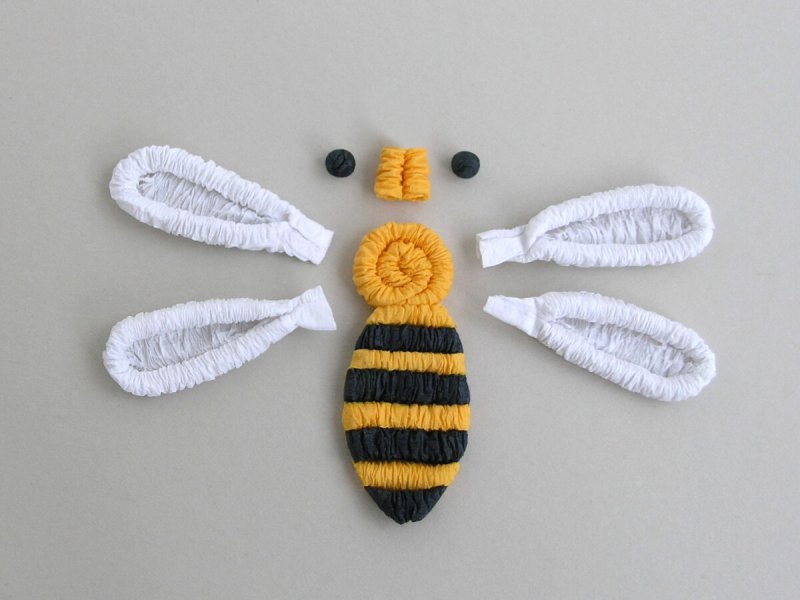 Пчела из шишки поделка