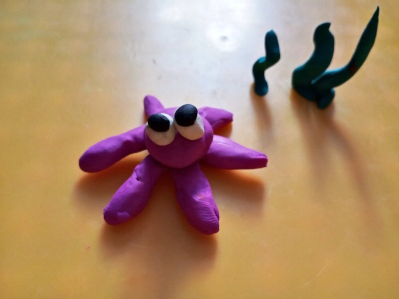 Фигурки из фиолетового пластилина