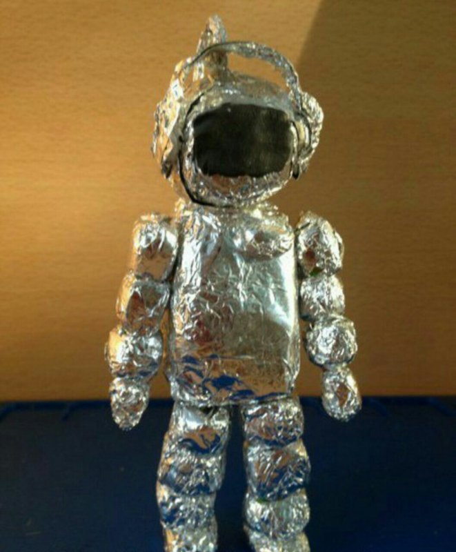 Космонавт из пластилина и фольги