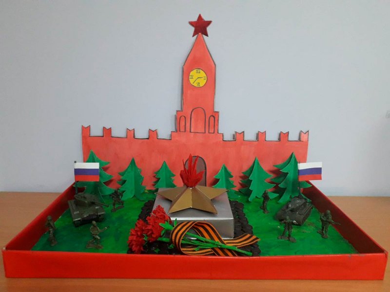 Спасская башня Кремля из картона