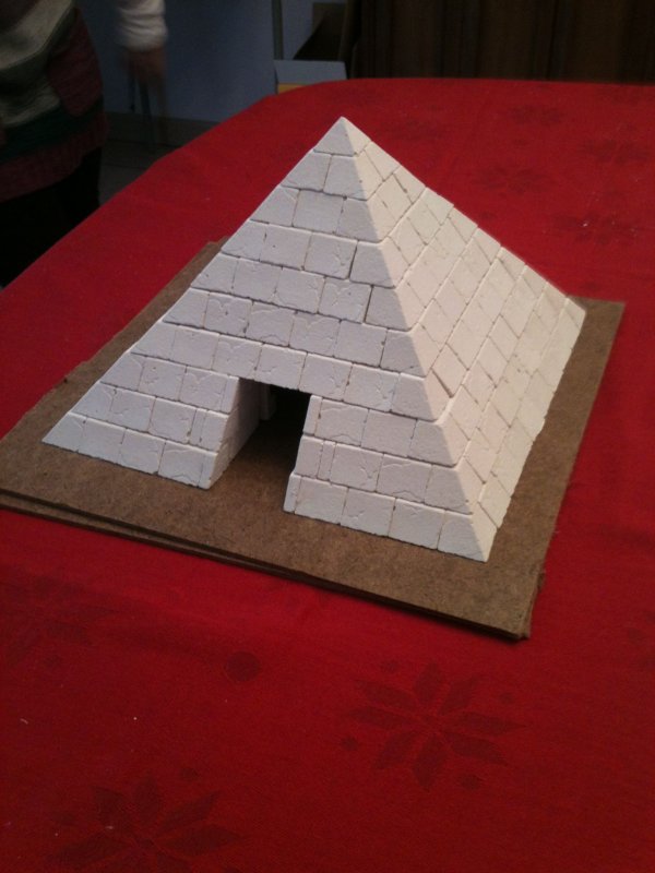 Пирамида картон