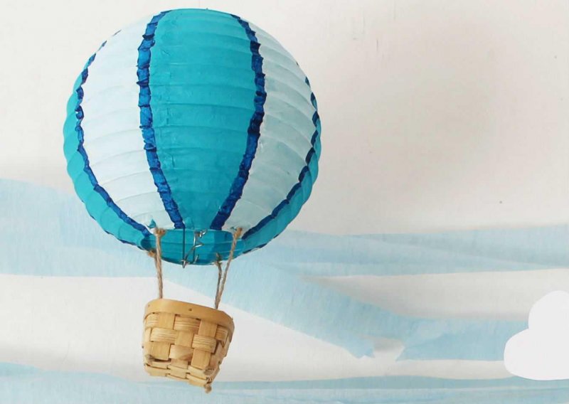 Воздушный шар с корзиной из бумаги