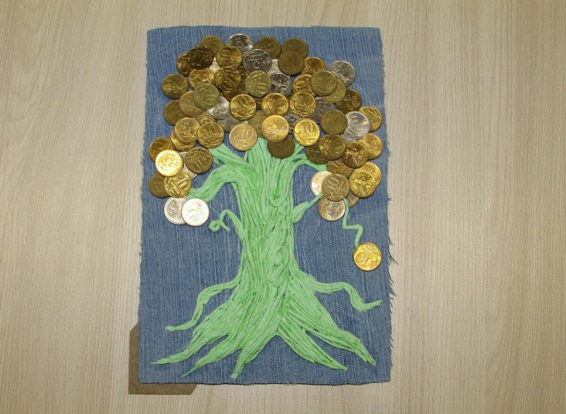 Поделка дерево с монетами