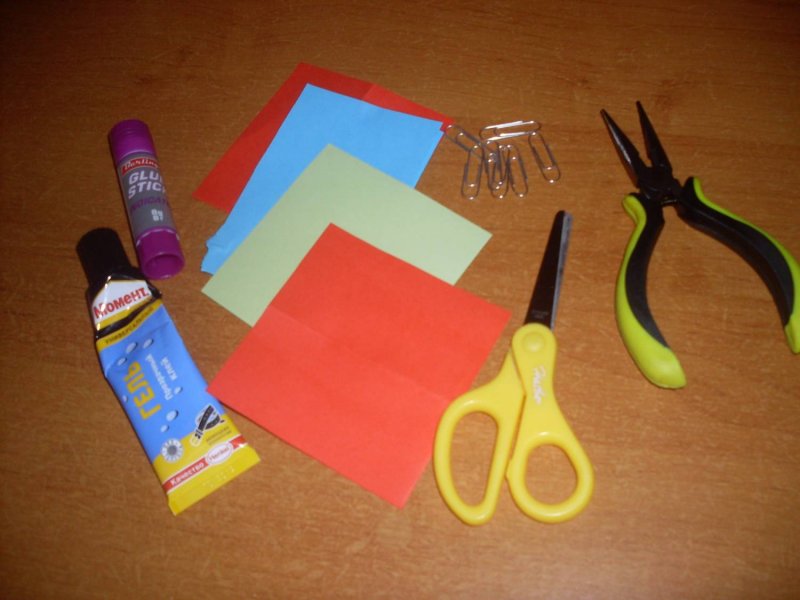 Поделки из цветной бумаги и ножницы