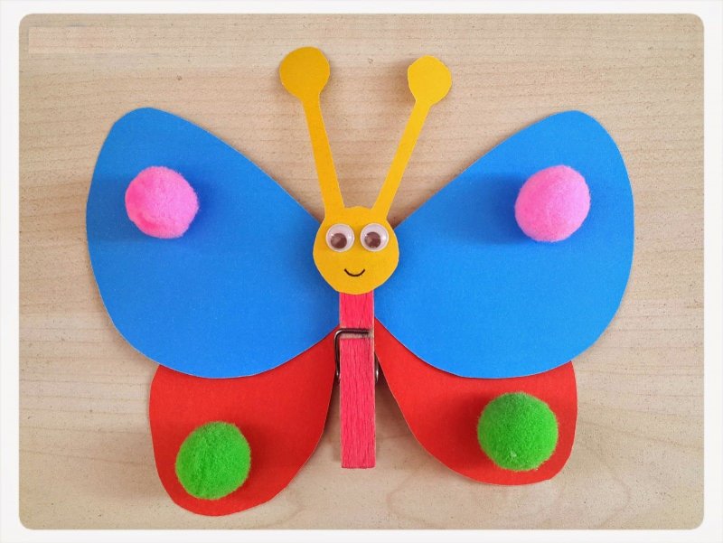 Бабочка машет крыльями поделка
