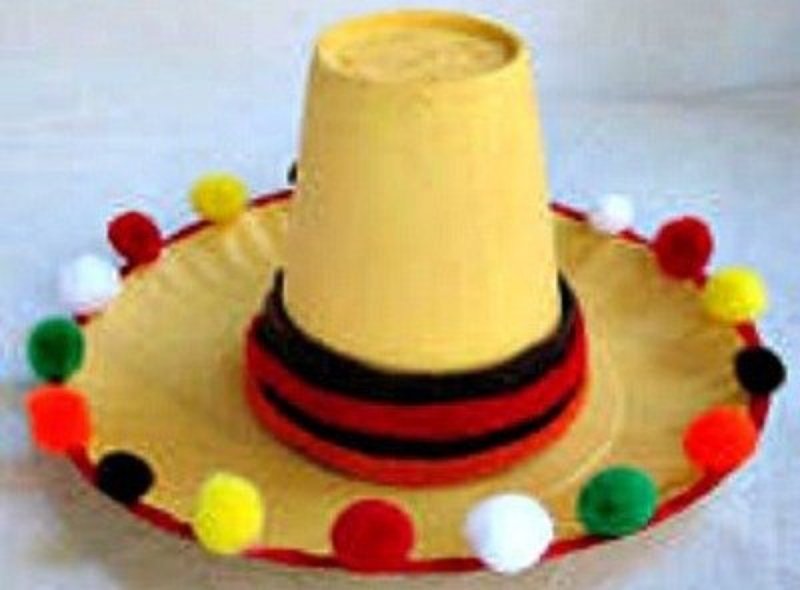 Шляпа из стаканчиков одноразовых
