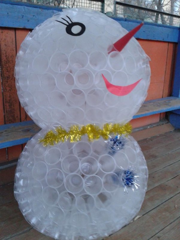 Новогодняя игрушка Снеговик из пластиковых стаканчиков