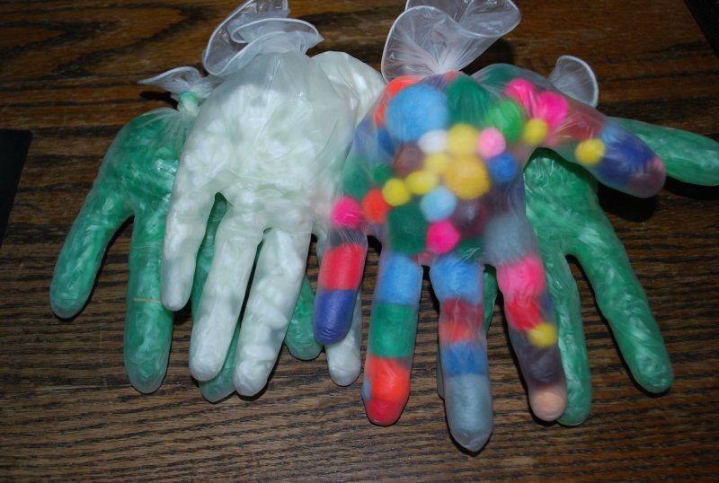 Сенсорика для малышей перчатки
